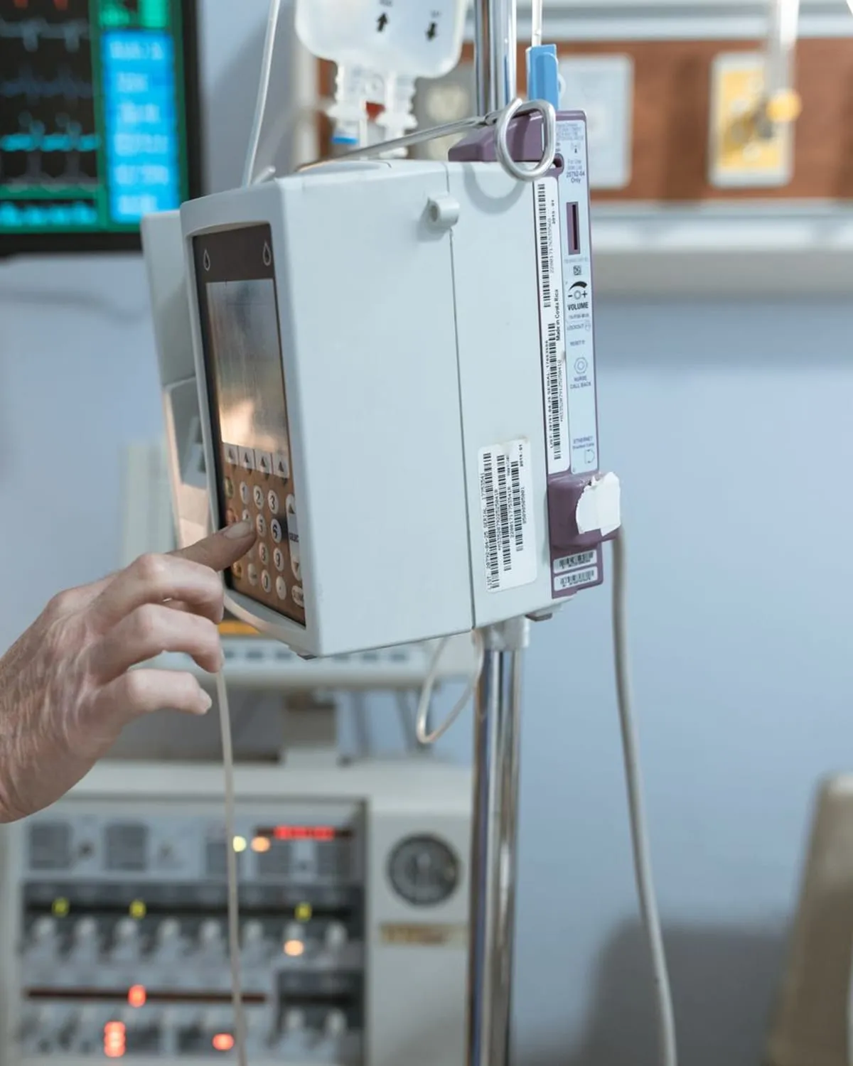 Equipamiento clínico de infusión en una sala de tratamiento