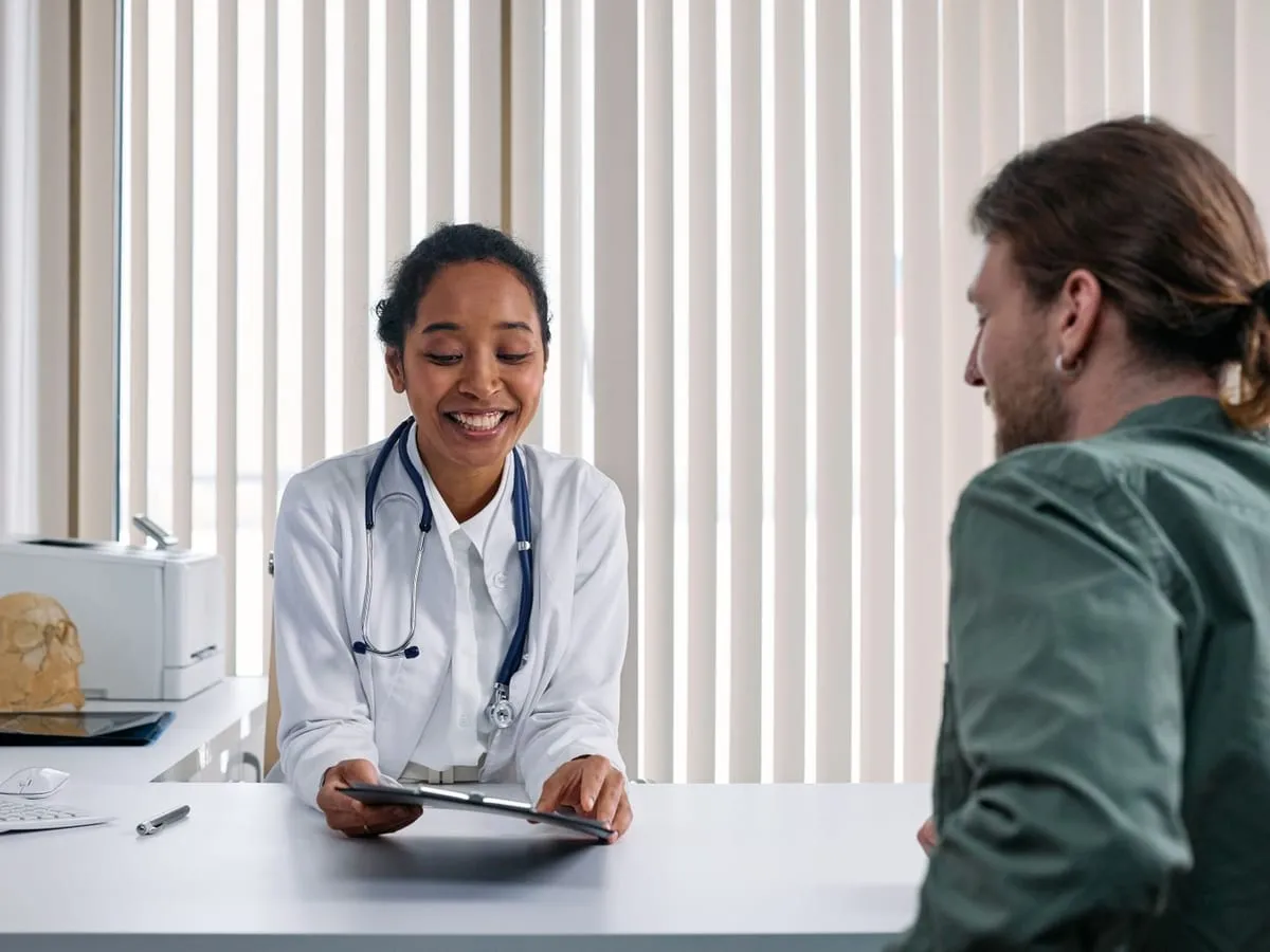Profesional de la salud conversando con un paciente